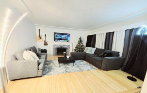 Private Cozy and Spacious 2br Home with TeePee Dining Room! Private Parking! Self Check-in